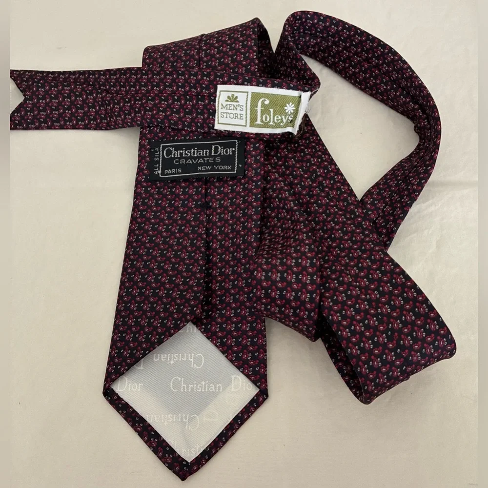 Vintage Christian Dior Men’s Cravates Silk Necktie Foley’s Label; Size 3” x 55”